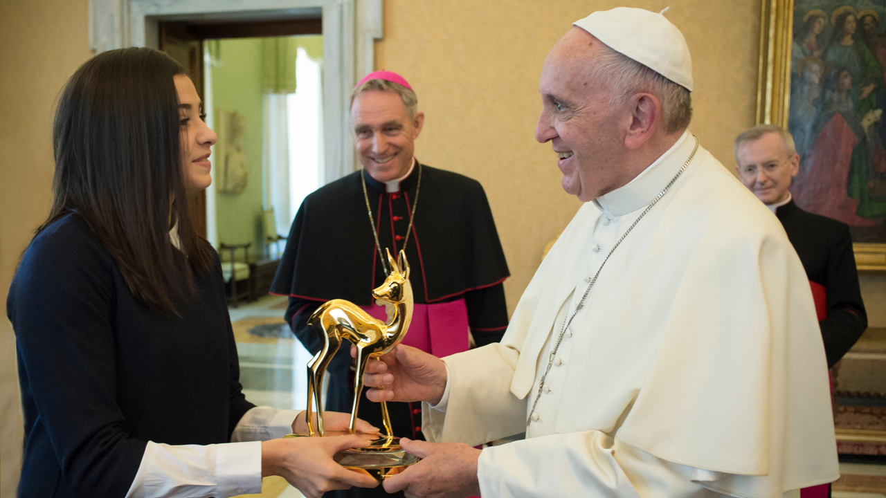 Yusra Mardini übergibt seiner Heiligkeit Papst Franziskus die Bambi-Trophäe © L'Osservatore Romano