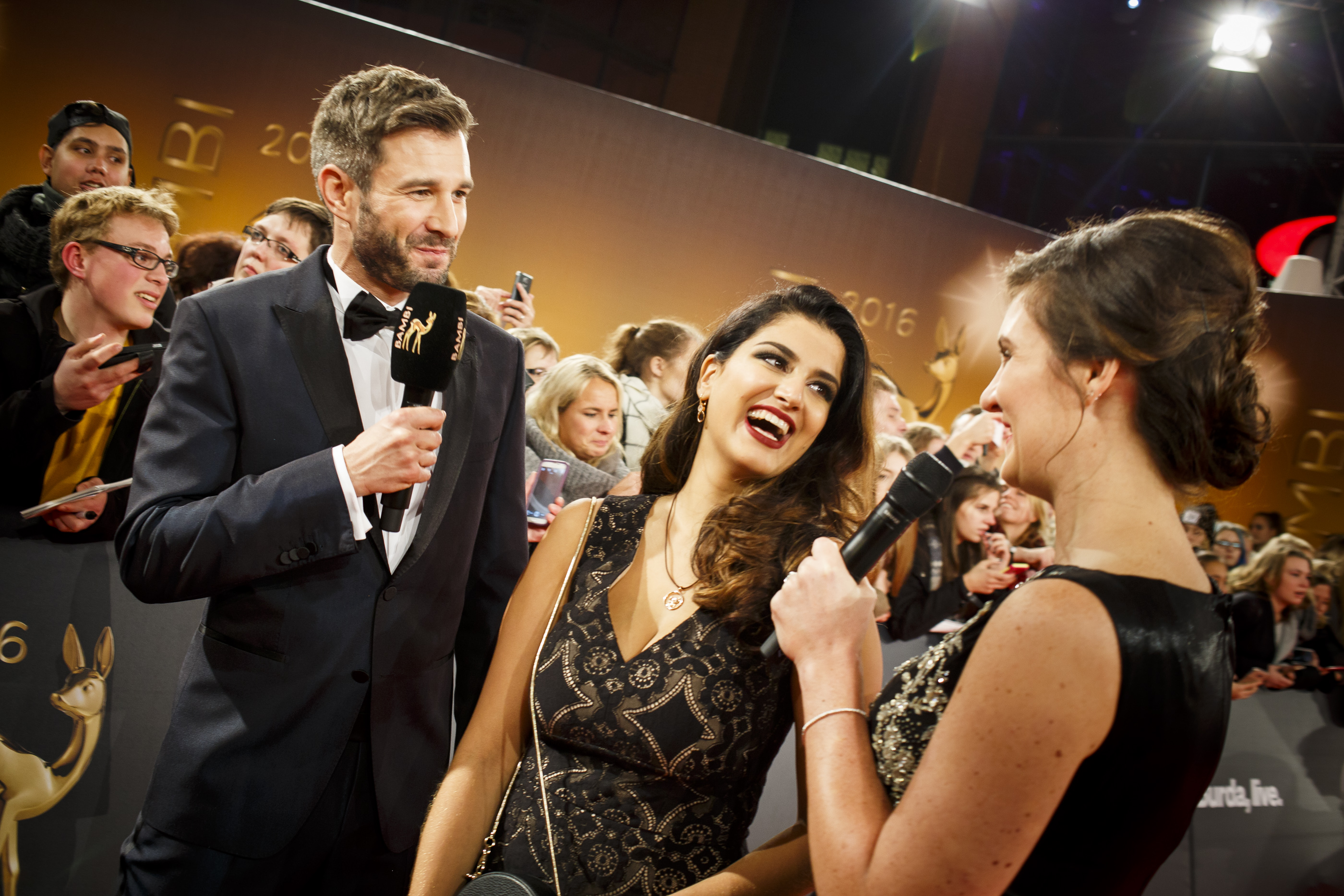 Während des BAMBI Live-Streams wurde Rumi von Moderator Jochen Schropp und People-Expertin Julia Bauer interviewed - Bambi in Berlin 2016 © flofetzer.com/ Hubert Burda Media