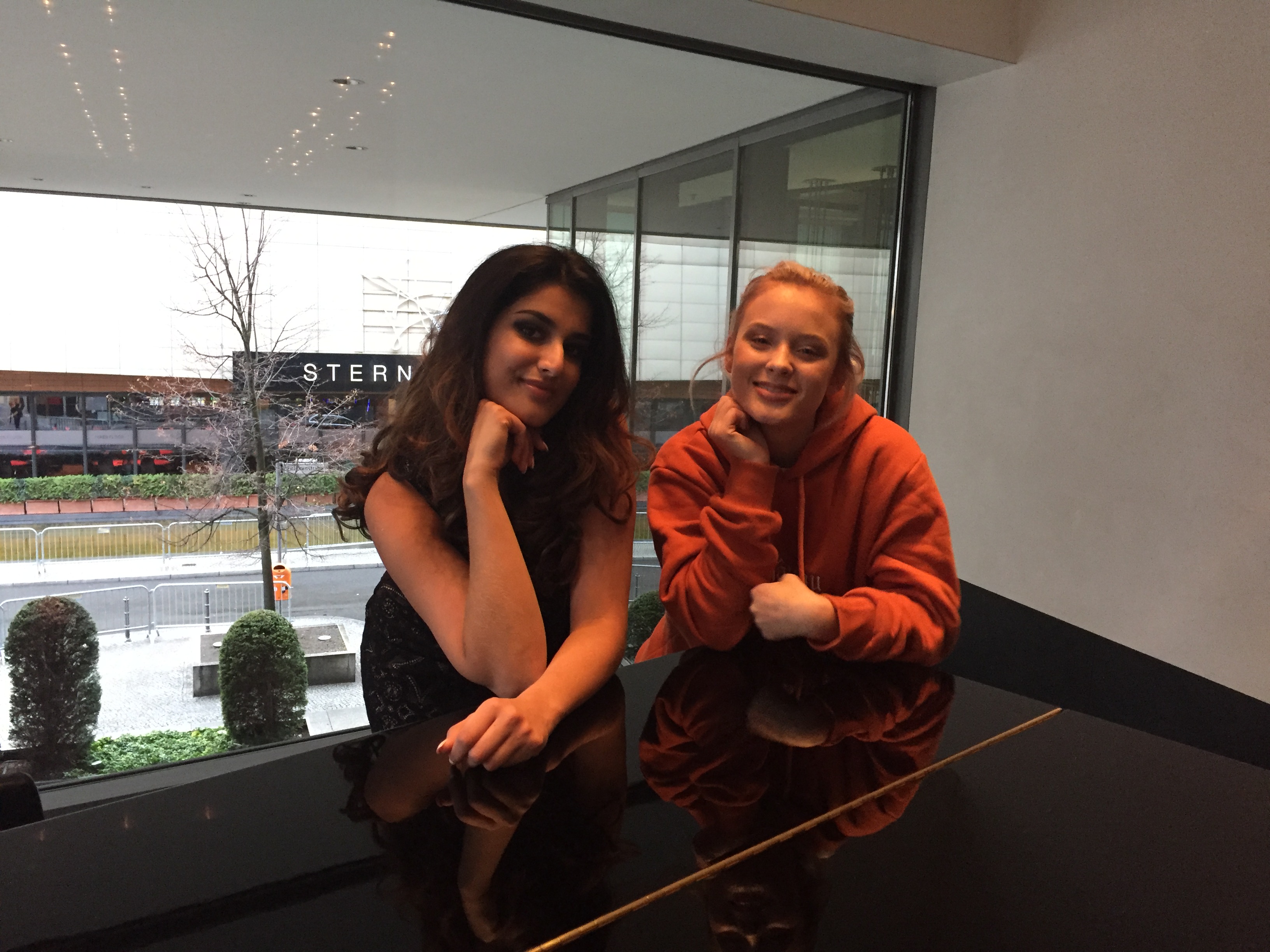 Miss BAMBI Rumi bei ihrem Meet & Greet mit Felix Jaehn (c) HBM