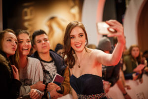 Nina machte auf dem Red Carpet Selfies mit Fans (c) Flohagena.com