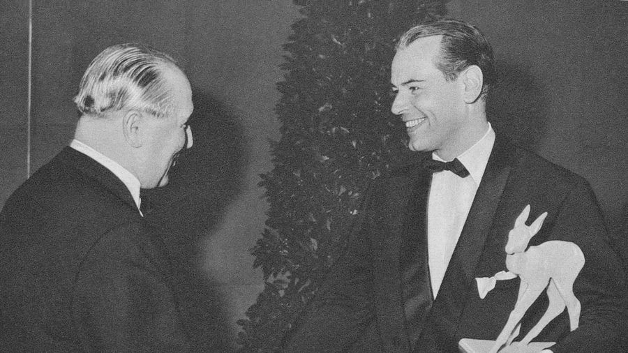 Erste Bambi-Gala: O.W. Fischer (rechts) nahm BAMBI aus den Händen von "Film-Revue"-Verleger Karl Fritz entgegen
