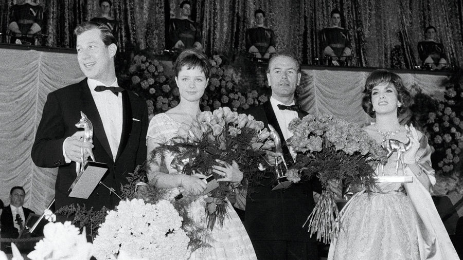 BAMBI-Verleihung 1960 (für das Filmjahr 1959): die Nachwuchs-Stars Hansjörg Felmy und Sabine Sinjen (links) sowie O.W. Fischer und Gina Lollobrigida