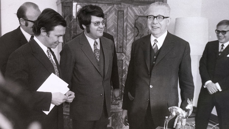 BAMBI für den Bundespräsidenten Gustav Heinemann (rechts). Mit ihm freuten sich der damalige Verlagsleiter Hubert Burda (links) und der damalige Chefredakteur der"Bild und Funk", Helmut Markwort