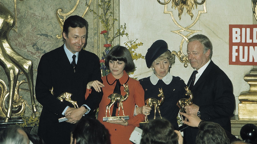 Die glücklichen BAMBI-Sieger 1971 im Salzburger Schloss Mirabell (von links): Peter Alexander, Mireille Mathieu, Inge Meysel und Heinz Rühmann.
