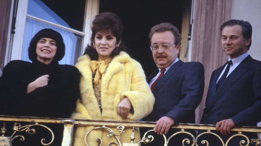 Auf dem Offenburger Rathausbalkon blickten Mireille Mathieu, Gina Lollobrigida, Offenburgs Oberbürgermeister Martin Grüber und Verleger Hubert Burda auf die Menschenmassen vor dem Rathaus.