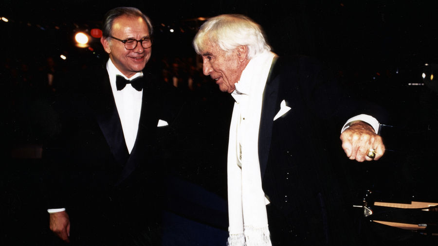 Ausgezeichnet für sein Lebenswerk: Johannes Heesters mit Verleger Hubert Burda bei der BAMBI-Verleihung 1997.
