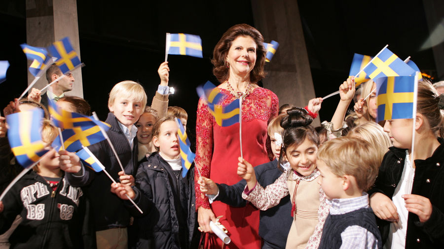 Empfang für Ehren-BAMBI-Preisträgerin: Begeistert schwenkten die Kinder ihre Schweden-Fähnchen, als Königin Silvia von Schweden 2006 in der Stuttgarter Mercedes-Benz-Welt eintraf.