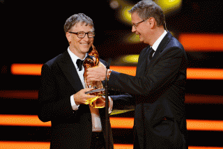 Einer der Höhepunkte des BAMBI 2013: Günther Jauch überreicht Bill Gates den Preis